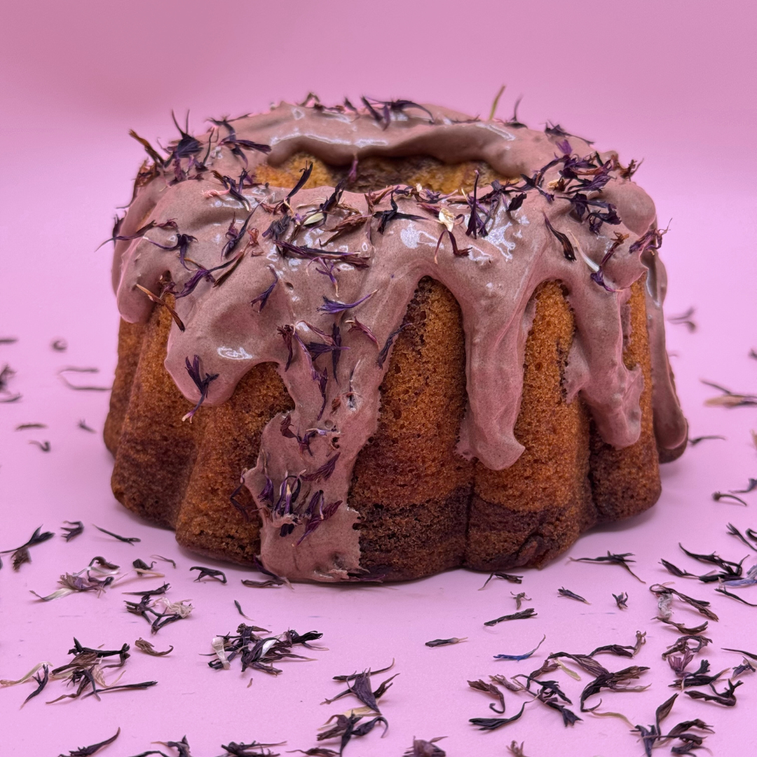 Marmorkuchen mit essbaren Kornblumen