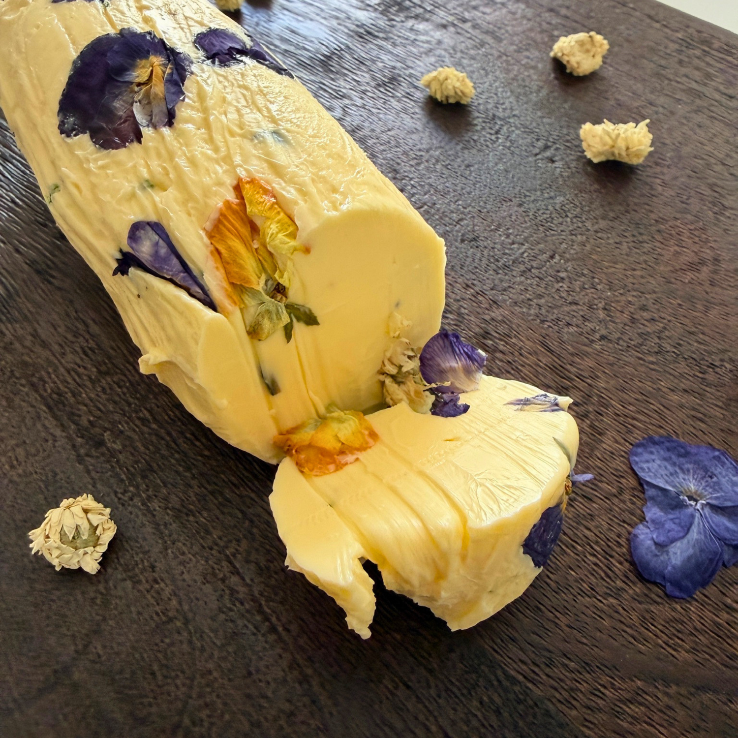 5 einfache Rezepte mit essbaren Blüten: Blütenbutter, Eiswürfel & mehr