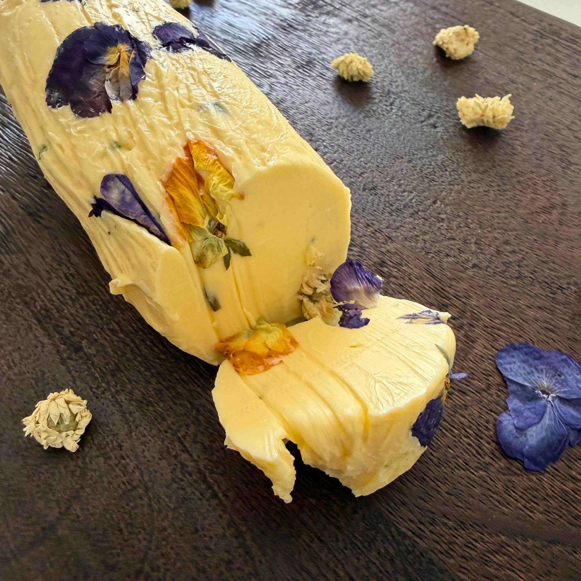 5 einfache Rezepte mit essbaren Blüten: Blütenbutter, Eiswürfel & mehr